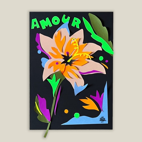 Collage coloré sur fond noir représentant une grande fleur stylisée, des feuilles et le mot AMOUR écrit en lettres vertes. Style artistique abstrait et découpé.