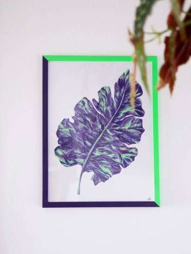 Collage coloré sur fond noir représentant une grande fleur stylisée, des feuilles et le mot AMOUR écrit en lettres vertes. Style artistique abstrait et découpé.