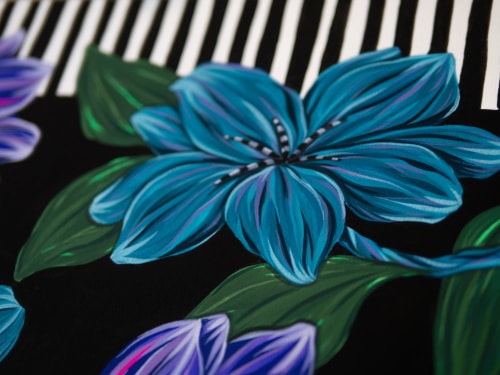 Peinture sur fond noir représentant une grande fleur bleue aux pétales détaillés entourée de feuilles vertes, avec un motif de rayures blanches en arrière-plan.
