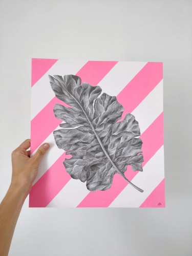 Collage coloré sur fond noir représentant une grande fleur stylisée, des feuilles et le mot AMOUR écrit en lettres vertes. Style artistique abstrait et découpé.