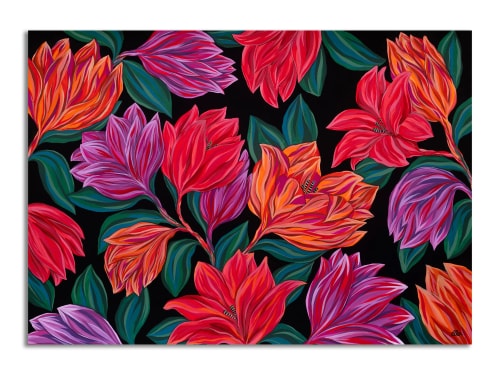 Une peinture aux couleurs vives représentant des fleurs tropicales roses, rouges et orange contrastant avec un feuillage vert sur un fond noir.