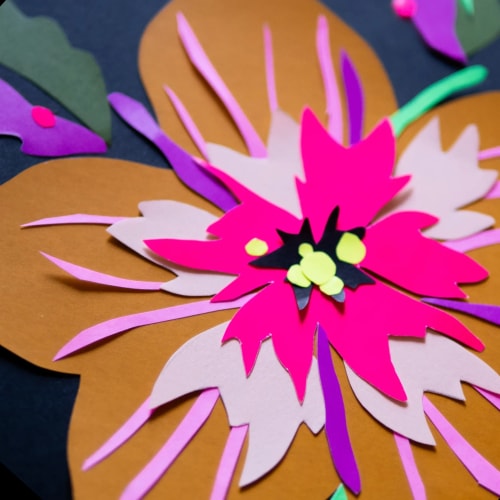 Une peinture aux couleurs vives représentant des fleurs tropicales roses, rouges et orange contrastant avec un feuillage vert sur un fond noir.