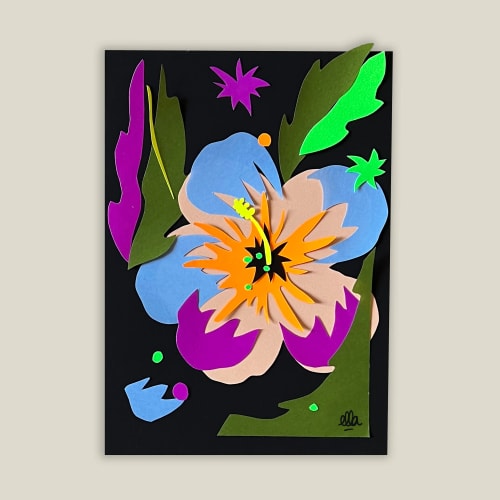 Collage artistique sur fond noir représentant une fleur stylisée aux pétales bleus, orangés et violets, entourée de feuillage vert vif et d'étoiles colorées. Style abstrait et coloré.
