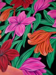 Peinture florale vibrante sur fond noir montrant des lys roses, rouges et orange entourés de feuilles vertes luxuriantes.