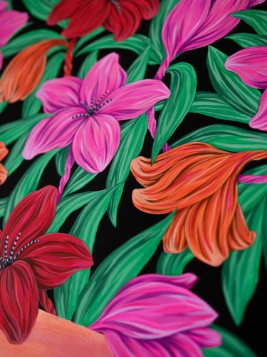 Peinture florale vibrante sur fond noir montrant des lys roses, rouges et orange entourés de feuilles vertes luxuriantes.