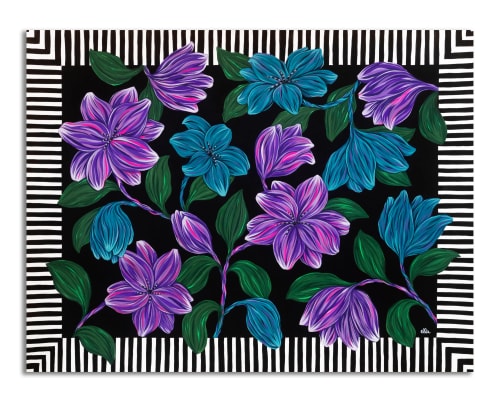 Une peinture aux couleurs vives représentant des fleurs tropicales roses, rouges et orange contrastant avec un feuillage vert sur un fond noir.
