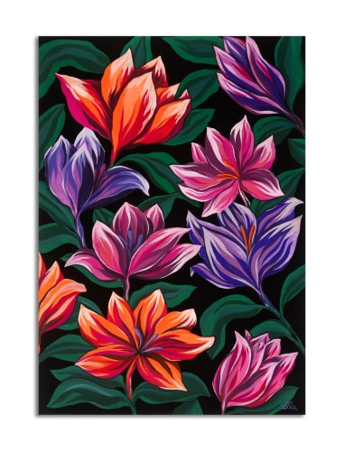 Une peinture aux couleurs vives représentant des fleurs tropicales roses, rouges et orange contrastant avec un feuillage vert sur un fond noir.