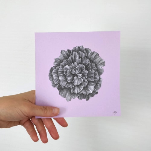 Collage coloré sur fond noir représentant une grande fleur stylisée, des feuilles et le mot AMOUR écrit en lettres vertes. Style artistique abstrait et découpé.