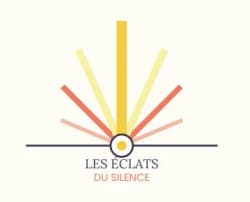 Logo représentant un soleil stylisé émergeant d'une ligne horizontale avec des rayons multicolores en éventail. Le texte "LES ÉCLATS DU SILENCE" est inscrit en dessous sur un fond crème.