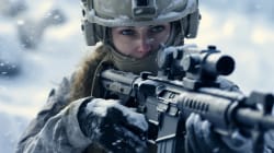 Femme soldat tenant une arme à feu, vêtue de vêtements d'hiver et portant un casque, avec un paysage enneigé en arrière-plan.