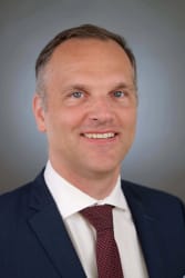 Portrait photo d'Hervé Roque d'Orbcastel, fondateur et dirigeant d'ORB Solutions, fort de 25 ans d'expérience au sein des Armées et de l'Industrie.