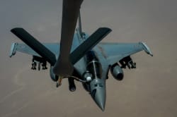Avion Rafale en cours de ravitaillement
