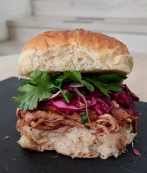 Sandwich artisanal au pulled pork de Pastel Bakery à Paris 9e, proche Saint-Lazare