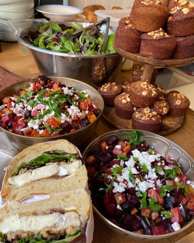 Salades de saison et fraîches, sandwichs artisanaux et muffins maison de Pastel Bakery à Paris 9e, proche Saint-Lazare