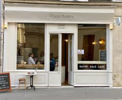 Devanture de la sandwicherie artisanale Pastel Bakery à Paris 9e