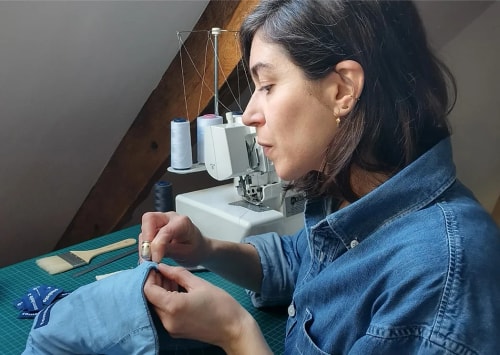 Tombolo studio - Marque bretonne de vêtements durables pour bébé et adulte. Fabrication artisanale en France dans notre atelier situé dans la campagne bretillienne. Justine Morvan est artisan designer textile, elle est la créatrice de Tombolo.