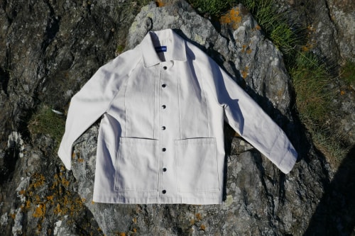 Marque bretonne de mode éco-responsable. Tombolo fabrique des vêtements et des objets textiles en France. L'atelier réalise des pièces uniques et en petites éditions à partir de textiles durables et recyclés en Ille-et-Vilaine.