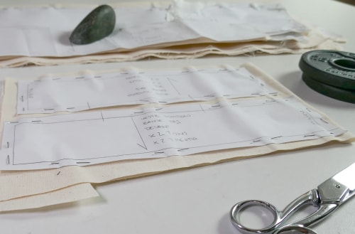 Tombolo studio - Marque de vêtements pour bébés et adultes fabriqués en Bretagne.
Fondé par Justine Verrière, artisan designer textile, Tombolo propose une mode alternative en réalisant des pièces à partir de matières biosourcées et recyclées.