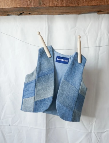 Designer textile bretonne, marque de mode éco-responsable. Tombolo fabrique des vêtements et des objets textiles en France. L'atelier réalise des pièces uniques et en petites éditions à partir de textiles durables et recyclés en Ille-et-Vilaine.
