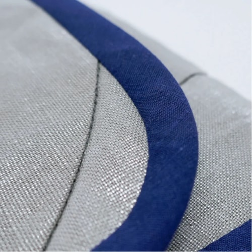 Designer et artisan breton - Tombolo est une marque bretonne installée dans la campagne bretillienne. La marque Tombolo fabrique des vêtements et des objets textiles à partir de matières biosourcées et recyclées.
Fabriqué en France, en Bretagne.