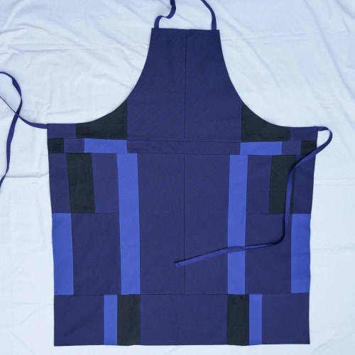 Vêtement professionnel d'artisan fabriqué en Bretagne. Tablier réalisé à partir de textiles durables et recyclés.
Tombolo répond aux commandes de particuliers et de professionnels de la restauration.