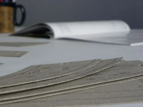 Marque de vêtements, objets et accessoires réalisés avec des matériaux naturels et recyclés, Tombolo s'inscrit dans la mode durable avec un vestiaire intemporel fabriqué en Bretagne et des commandes sur-mesure pour particuliers et professionnels.