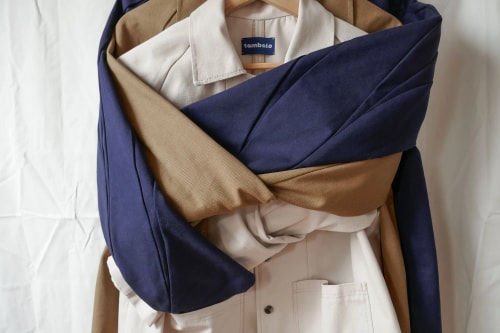 Designer textile bretonne. Tombolo est une jeune marque française qui fabrique des vêtements à partir de textiles durables et recyclés. L'atelier réalise des pièces uniques et en petites éditions en Ille-et-Vilaine.