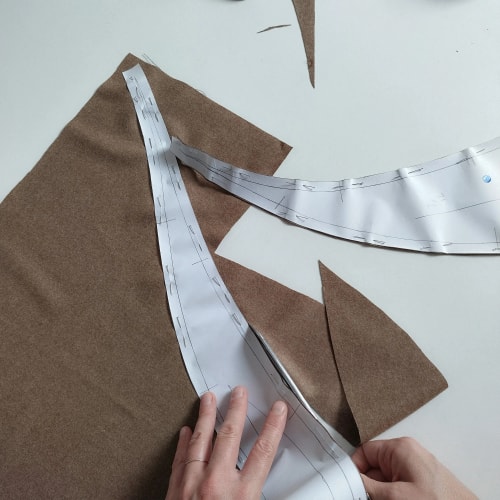 Tombolo studio - Atelier de confection fondé par Justine Verrière, artisan designer bretonne. Justine récolte les tissus et compose des patchworks à partir de matières recyclées, avant de réaliser des vestes uniques.