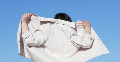 Marque bretonne de mode éco-responsable. Tombolo fabrique des vêtements et des objets textiles en France. L'atelier réalise des pièces uniques et en petites éditions à partir de textiles durables et recyclés en Ille-et-Vilaine.