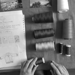 Design textile breton - Tombolo est une marque de mode éco-responsable qui réalise des vêtements et des objets textiles en Ille-et-Vilaine. L'atelier fabrique des pièces uniques et en petites éditions à partir de textiles durables et recyclés .