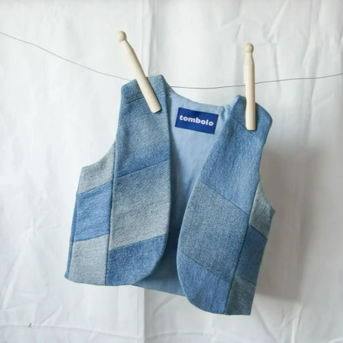 Designer textile bretonne, marque de mode éco-responsable. Tombolo fabrique des vêtements et des objets textiles en France. L'atelier réalise des pièces uniques et en petites éditions à partir de textiles durables et recyclés en Ille-et-Vilaine.