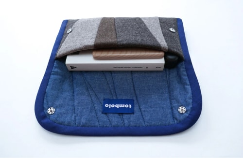 Studio Tombolo est une marque de vêtements et design textile bretonne installée en Ille-et Vilaine. Elle s'inscrit dans la mode circulaire en travaillant à partir de textiles de seconde main pour réaliser des pièces uniques ou en petites séries.