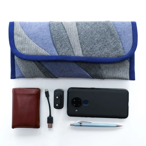 Designer textile breton - Tombolo est une marque bretonne installée dans la campagne bretillienne. La marque Tombolo fabrique des vêtements pour bébé et des objets textiles à partir de matières biosourcées.
Fabriqué en France, en Bretagne.