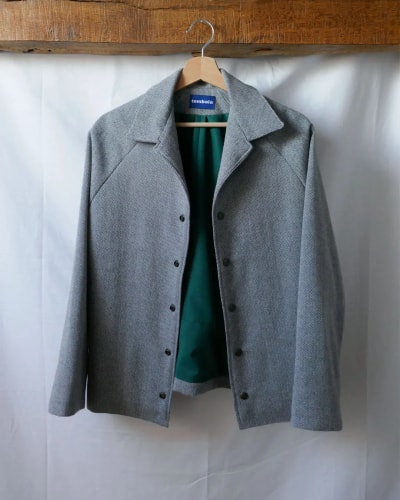 Designer & artisane textile, Justine Morvan est installée en Bretagne où elle a fondé Tombolo, un label de vêtements soigneusement confectionnés à partir de patchworks dans son atelier d'Ille-et-Vilaine.