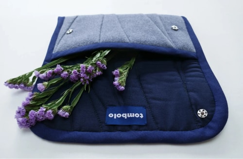 Studio Tombolo est une marque de vêtements et design textile bretonne installée en Ille-et Vilaine. Elle s'inscrit dans la mode circulaire en travaillant à partir de textiles de seconde main pour réaliser des pièces uniques ou en petites séries.