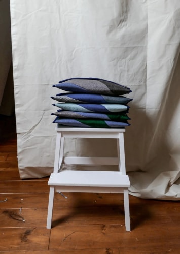 Designer & artisane textile, Justine Morvan est installée en Bretagne où elle a fondé Tombolo, un label de vêtements soigneusement confectionnés à partir de patchworks dans son atelier d'Ille-et-Vilaine.