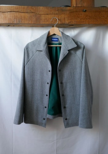 Studio Tombolo est une marque de vêtements installée en Ille-et Vilaine en Bretagne. Elle s'inscrit dans la mode circulaire en travaillant à partir de textiles de seconde main pour réaliser des pièces uniques ou en petites séries.