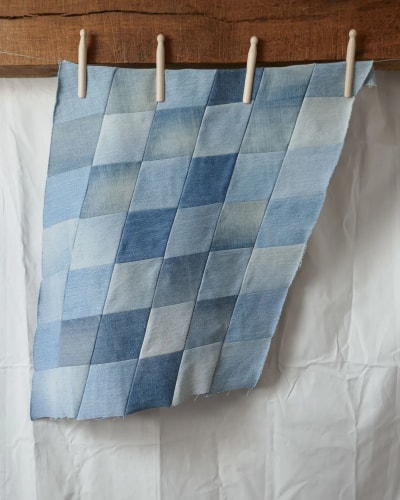 Designer textile bretonne, marque de mode éco-responsable. Tombolo fabrique des vêtements et des objets textiles en France. L'atelier réalise des pièces uniques et en petites éditions à partir de textiles durables et recyclés en Ille-et-Vilaine.