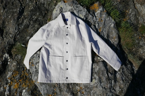 Marque bretonne de mode éco-responsable. Tombolo fabrique des vêtements en France à partir de textiles durables et recyclés. L'atelier réalise des pièces uniques, sur-mesure et en petites éditions en Ille-et-Vilaine.