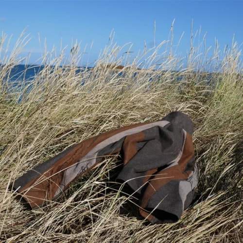 Designer textile bretonne : Tombolo, marque de vêtements fabriqués à partir de matières naturelles durables et recyclées. Tous les modèles sont cousus près de Dinan, en Bretagne.