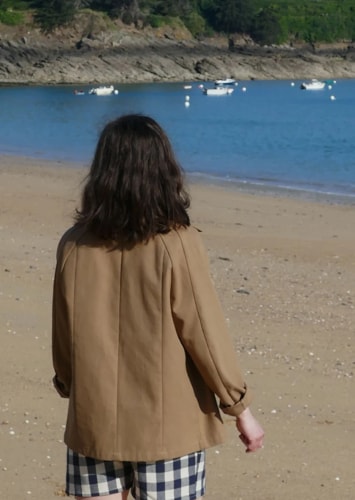 Marque de vêtements durables installée en Bretagne. Tombolo fabrique des vêtements à partir de textiles durables et recyclés en France. L'atelier réalise des pièces uniques, sur-mesure et en petites éditions en Ille-et-Vilaine.