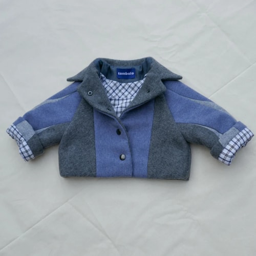 Studio Tombolo est une marque de vêtements installée en Ille-et Vilaine en Bretagne. Elle s'inscrit dans la mode circulaire en travaillant à partir de textiles de seconde main pour réaliser des pièces uniques ou en petites séries.