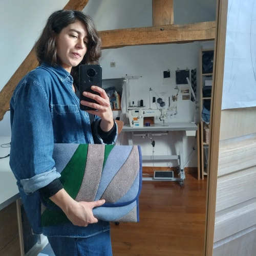 Design textile en bretagne - Tombolo est un atelier installé en Ille-et Vilaine. La marque bretonne Tombolo s'inscrit dans la mode durable en fabriquant des vêtements et objets à partir de matières biosourcées.