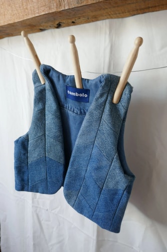 Designer textile bretonne |
Veste pour bébé réalisée à partir de matières durables et recyclées.
Vêtement enfant fabriqué en France.