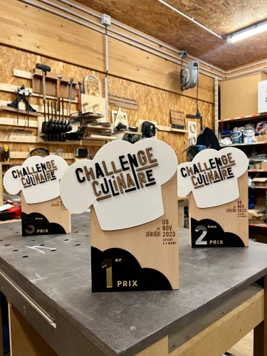 Trophée en bois challenge sur mesure fabriqués en Savoie. Récompense en bois durable made in France.