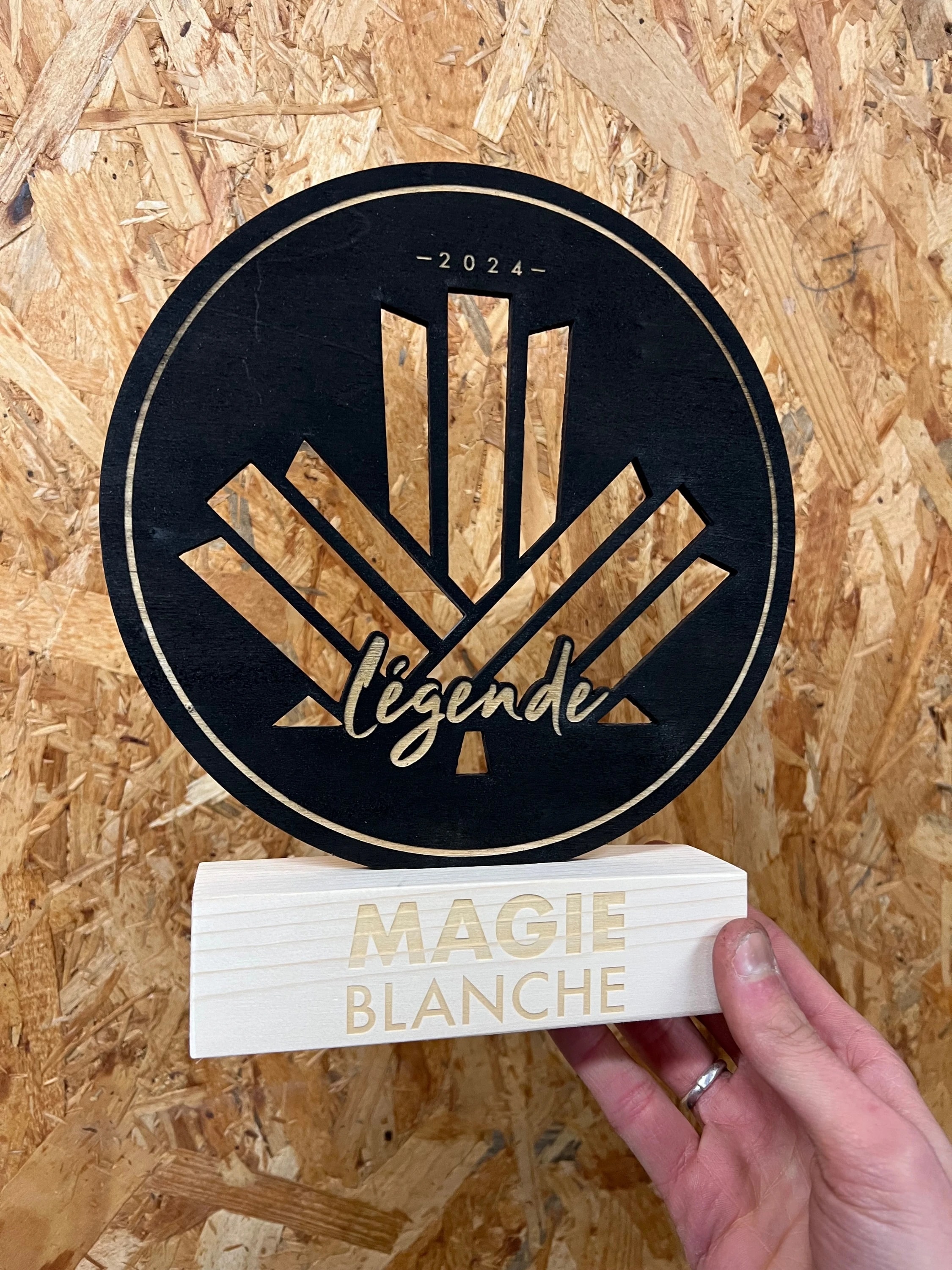 Trophée en bois teinté sur mesure pour récompense. Podium personnalisé en bois.