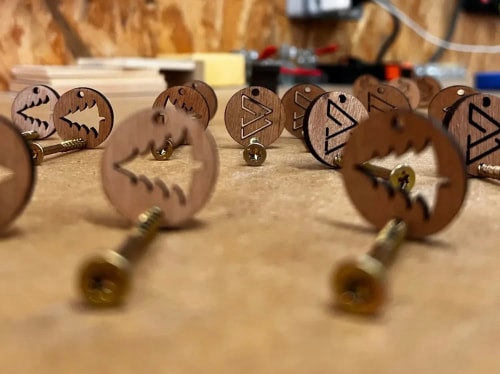 Bracelet en bois personnalisé fabriqué en Savoie. Bijoux en bois sur mesure fabriqué en France