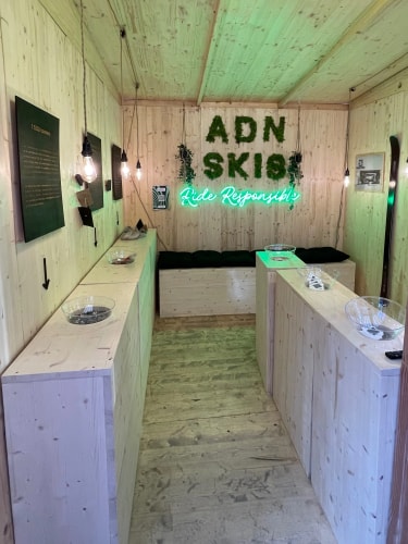 Aménagement intérieur durable en bois local et fabriqué en France. Signalétiques et lettrages sur mesure en bois durable français.