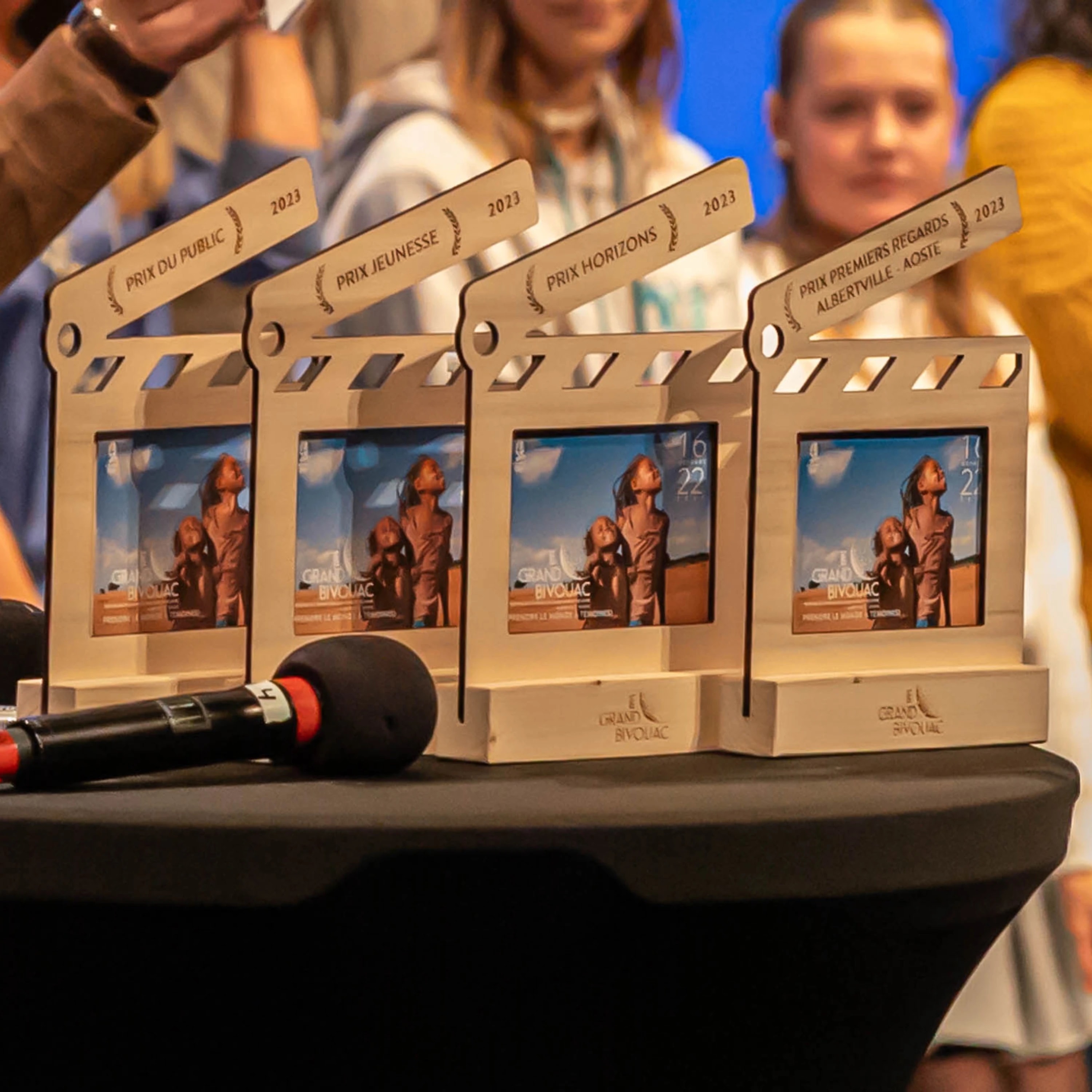 Trophée en bois atypique fabriqué en France. Récompense durable tape à l’oeil made in France. Trophée bois durable personnalisé.