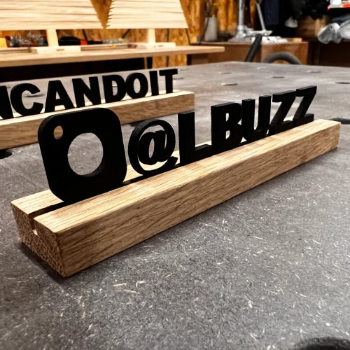 Signalétique sur mesure en bois. Nom utilisateur Instagram personnalisé en bois. Goodies durable.